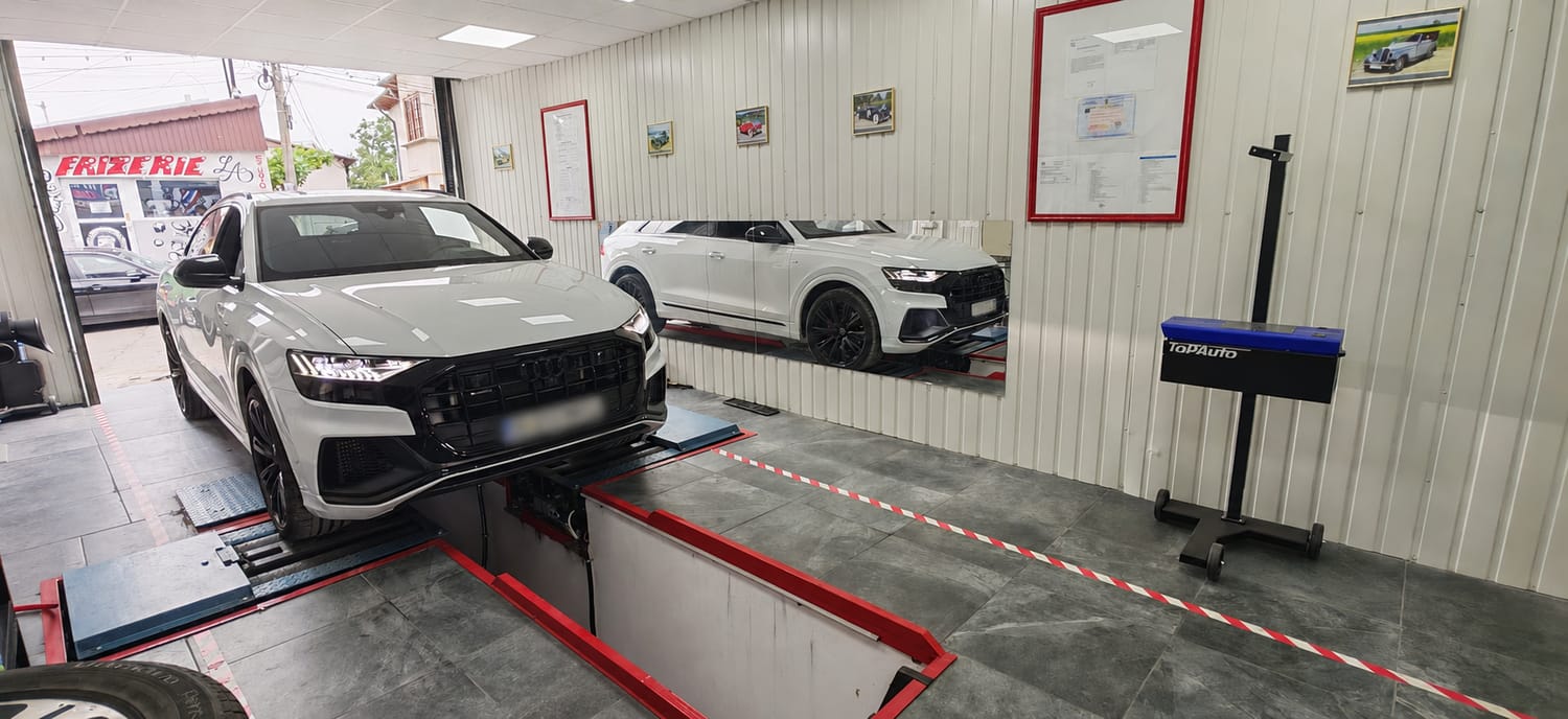 Stația ITP autorizată RAR și standul de geometrie 3D — mașină pe rampă în timpul verificării