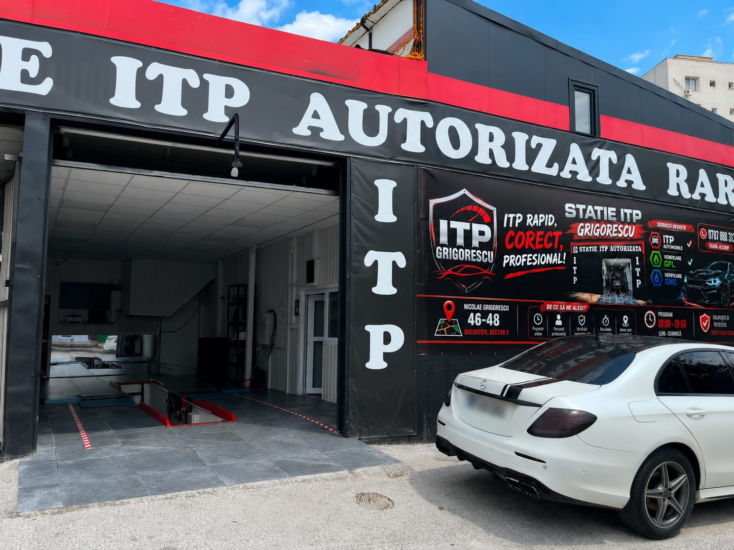 Intrarea la stația ITP autorizată RAR, pe lateralul clădirii